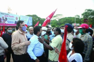 Joint union protest outside Bhilai Steel Plant over wage settlement