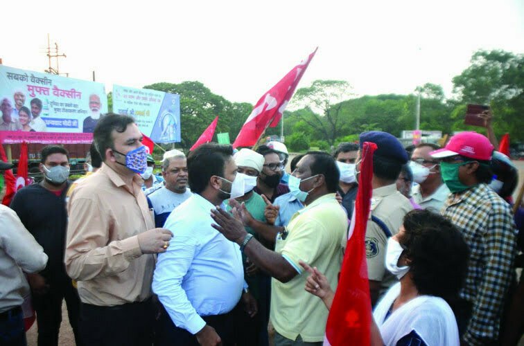 Joint union protest outside Bhilai Steel Plant over wage settlement