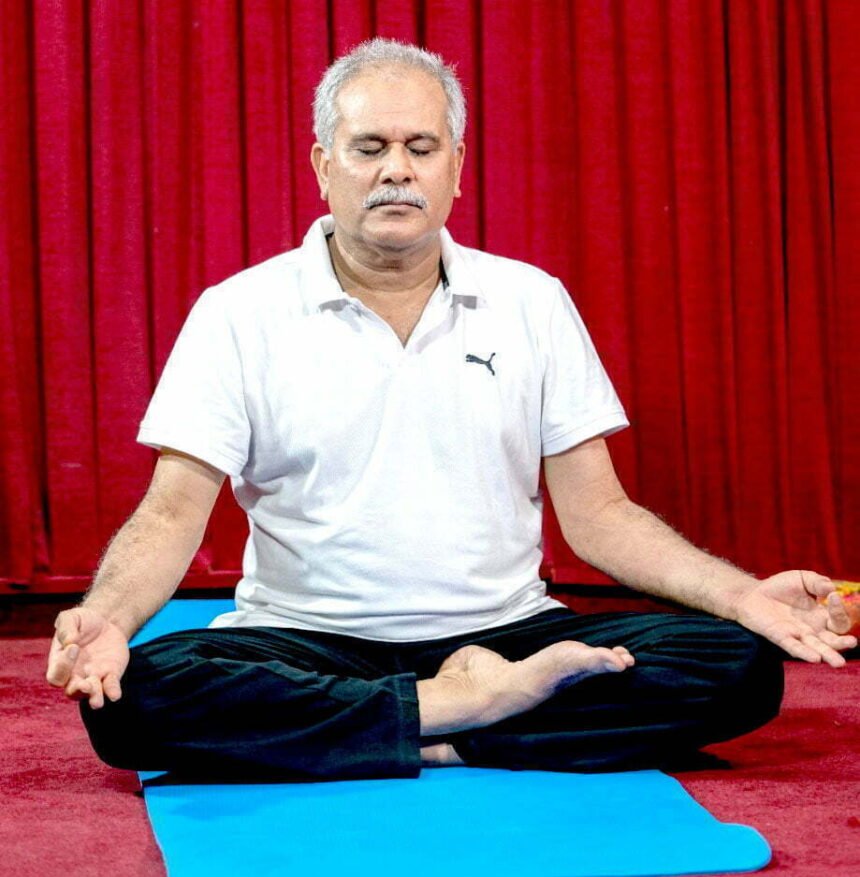 On International Yoga Day, Chief Minister Bhupesh Baghel did yoga at his residence