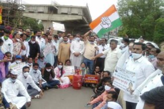 In protest against the rising prices of petrol-diesel and gas-oil, Congressmen arrived with cylinders on the middle of the road