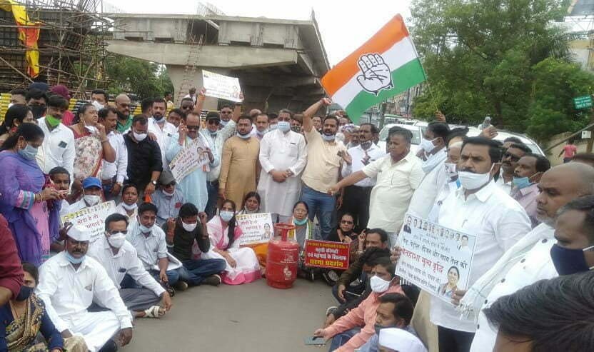 In protest against the rising prices of petrol-diesel and gas-oil, Congressmen arrived with cylinders on the middle of the road