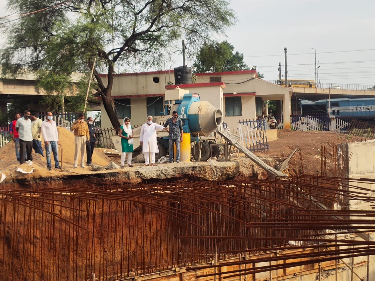 Two underbridges of 13 crores in the city are 2 years behind the time