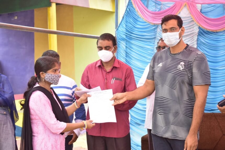 Bhilai Nagar MLA Devendra Yadav handed over the allotment letter