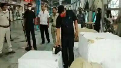 रेलवे स्टेशन: दिल्ली से आए पार्सल से आने लगी अजीब आवाज, बुलाना पड़ा बम स्क्वाड, जानें पूरा मामला