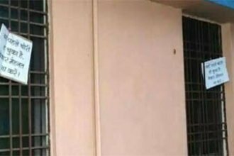 लोगों ने घर के बाहर लगाए चोरों के नाम संदेश वाले पोस्टर, लिखा-यहां पहले ही हो चुकी है चोरी, बेकार मेहनत न करें