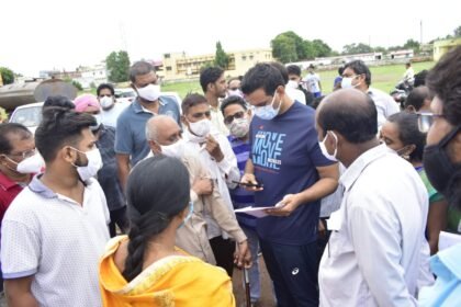 MLA Devendra did the beautification of Sector 2 pond and inspected the Khursipar College Auditorium