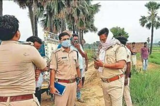 ट्रक पलटते ही उमड़ा लोगों का हुजूम, 70 लाख रुपए की कीमत के मोबाइल-TV लूट ले गए