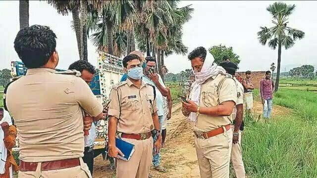 ट्रक पलटते ही उमड़ा लोगों का हुजूम, 70 लाख रुपए की कीमत के मोबाइल-TV लूट ले गए