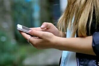 लड़कियों को मोबाइल नहीं देना चाहिए, जानें महिला आयोग की मेंबर ने क्यों दिया ये विवादित बयान