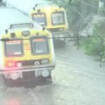 मुंबई में दो दिन पहले मॉनसून की दस्तक, बारिश से थमीं लोकल ट्रेनें, सड़कों में भरा पानी