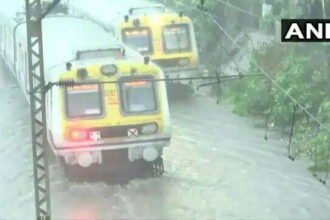 मुंबई में दो दिन पहले मॉनसून की दस्तक, बारिश से थमीं लोकल ट्रेनें, सड़कों में भरा पानी
