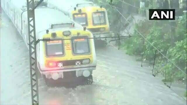 मुंबई में दो दिन पहले मॉनसून की दस्तक, बारिश से थमीं लोकल ट्रेनें, सड़कों में भरा पानी