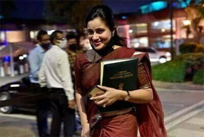 झटका: सांसद नवनीत राणा का जाति प्रमाण पत्र बॉम्बे हाईकोर्ट ने किया निरस्त, लगाया दो लाख का जुर्माना