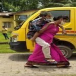 मिसाल: कोरोना संक्रमित ससुर को पीठ पर उठाकर बहू पहुंची अस्पताल, फोटो खींचते रहे लोग