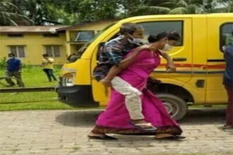 मिसाल: कोरोना संक्रमित ससुर को पीठ पर उठाकर बहू पहुंची अस्पताल, फोटो खींचते रहे लोग