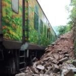 रेलवे ट्रैक पर गिरी चट्टान, दुर्घटनाग्रस्त होने से बाल बाल बची राजधानी एक्सप्रेस