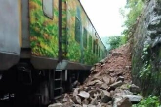 रेलवे ट्रैक पर गिरी चट्टान, दुर्घटनाग्रस्त होने से बाल बाल बची राजधानी एक्सप्रेस
