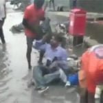 ये कैसी सजा: जलजमाव होने से शिवसेना विधायक ने ठेकेदार को गंदे कचरे से नहलाया, देखे वीडियो