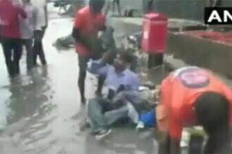 ये कैसी सजा: जलजमाव होने से शिवसेना विधायक ने ठेकेदार को गंदे कचरे से नहलाया, देखे वीडियो