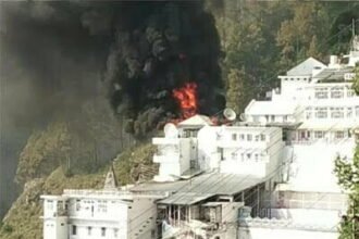 वैष्णो देवी मंदिर परिसर में लगी भीषण आग, प्राकृतिक गुफा से 100 मीटर दूरी पर घटना