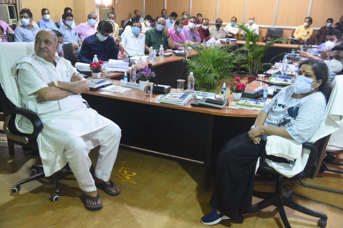 In the review meeting of agriculture officers of Durg division, Minister Ravindra Choubey said