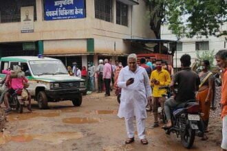 The condition of the vaccination center is poor, there are pits on the access road