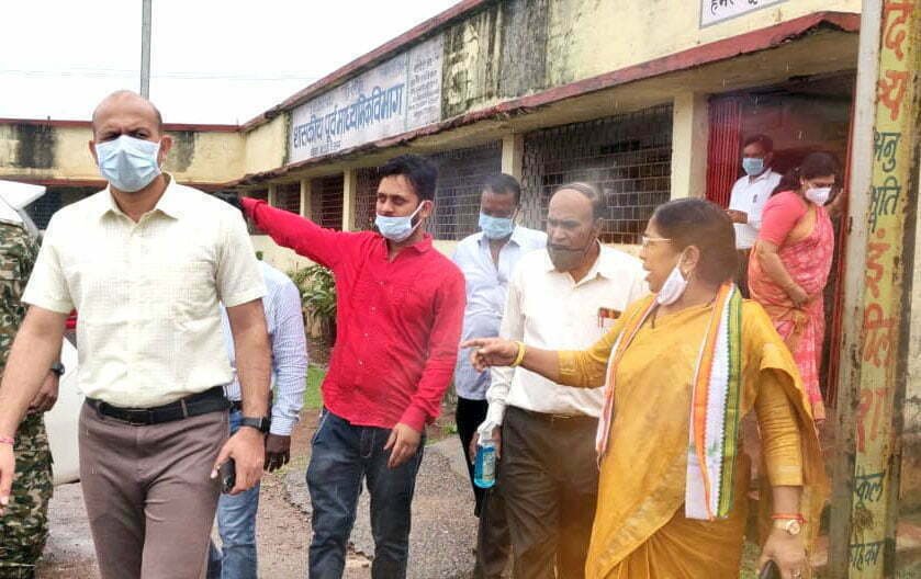 Collector Dr. Sarveshwar Bhure visited Kohka School… The school will be renovated