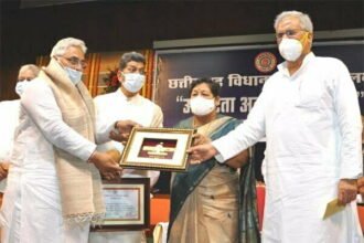 विधानसभा में ''उत्कृष्टता अलंकरण समारोह'' ईमानदारी-समर्पण के साथ कार्य करने वाले जनप्रतिनिधियों को अवश्य मिलता है प्रतिफल: राज्यपाल