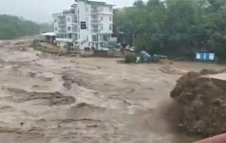 हिमाचल में बादल फटने से तबाही, पानी में बह गईं कारें, घरों को पहुंचा नुकसान