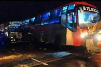 हाईवे पर भीषण दुर्घटना, डबल डेकर बस को ट्रक ने मारी टक्कर, 18 की मौत, 25 घायल 