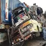 दर्दनाक हादसा: बस और ट्रक में जोरदार भिड़ंत, 30 यात्रियों की मौत, 40 से ज्यादा लोग घायल