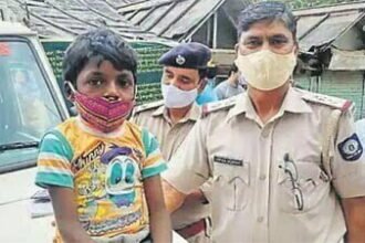 बिना मास्क के घूम रहे लोगों को डंडा दिखाने वाले नन्हें कोरोना योद्धा को पुलिस ने किया सम्मानित, लोग भी बरसा रहे प्यार