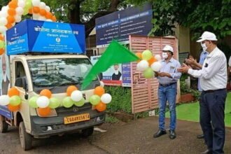 'कोविड टीकाकरण जागरूकता रथ' को राज्य टीकाकरण अधिकारी डॉ वी.आर.भगत ने किया रवाना