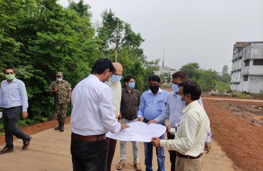 Collector Dr. Sarveshwar Narendra Bhure gave instructions to the officers