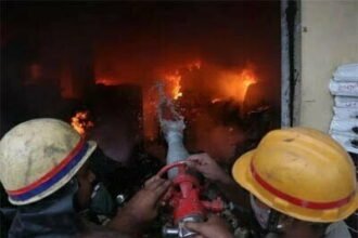 घर में आग लगने से एक ही परिवार के चार लोग जिंदा जले, पुलिस के हाथ लगे कंकाल