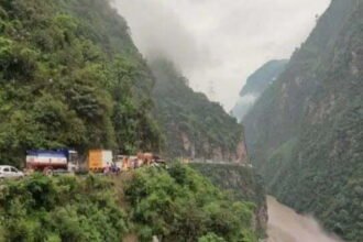 हिमाचल में जारी है भूस्खलन की आफत, हाईवे बंद से सैंकड़ों पर्यटक फंसे