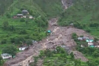 घाटी में बाढ़ में छह घर बहे, 12 लोग लापता, एक महिला का शव बरामद