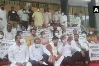 महाराष्ट्र में बीजेपी विधायकों ने सदन के बाहर शुरू किया अपना अलग मॉनसून सत्र