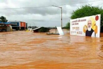 महाराष्ट्र बाढ़: डीपो मैनेजर ने निभाई ड्यूटी, सरकार के लाखों रुपए बचाने के लिए बस की छत पर बिताए 7 घंटे