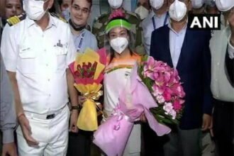 सिल्वर मेडल के साथ वतन लौटीं मीराबाई चानू, दिल्ली एयरपोर्ट पर हुआ जोरदार स्वागत