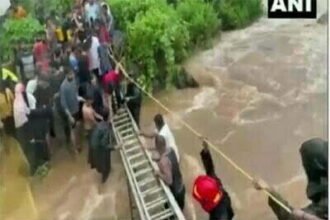 आसमान से बरसी आफत: नवी मुंबई में भारी बारिश, खारघर की पहाड़ियों में फंसे 120 लोगों को बचाया, देखें वीडियो