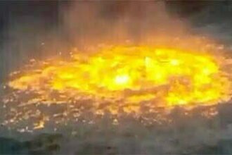 जब पांच घंटे तक समुद्र में धधकती रही आग, लपटें देख सभी हैरान, देखें वीडियो