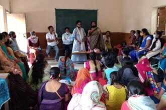 व्यापार ऐसा जो घर बैठे हो, समूह की महिलाओं को राखी बनाने दिया प्रशिक्षण