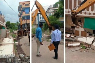 शक्ति विहार में चला जेसीबी, सड़क की जमीन पर बनाया बाउंड्रीवाल, निगम ने किया ध्वस्त