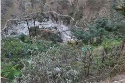 नदी में मिली सब-इंस्पेक्टर की पत्नी की लाश, बच्चे और सिपाही अभी भी लापता
