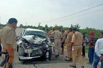 भीषण सड़क हादसा, तेज रफ्तार कार कंटेनर में घुसी, चार की मौत