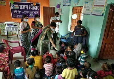 वजन त्योहार: शास्त्री नगर आंगनबाड़ी में बच्चों का किया गया वजन, नापी गई ऊंचाई