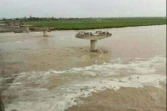 बाढ़ का खतरा: खतरे के निशान से ऊपर बह रही नदी, निचले इलाकों में खेतों की तरफ बढ़ा पानी