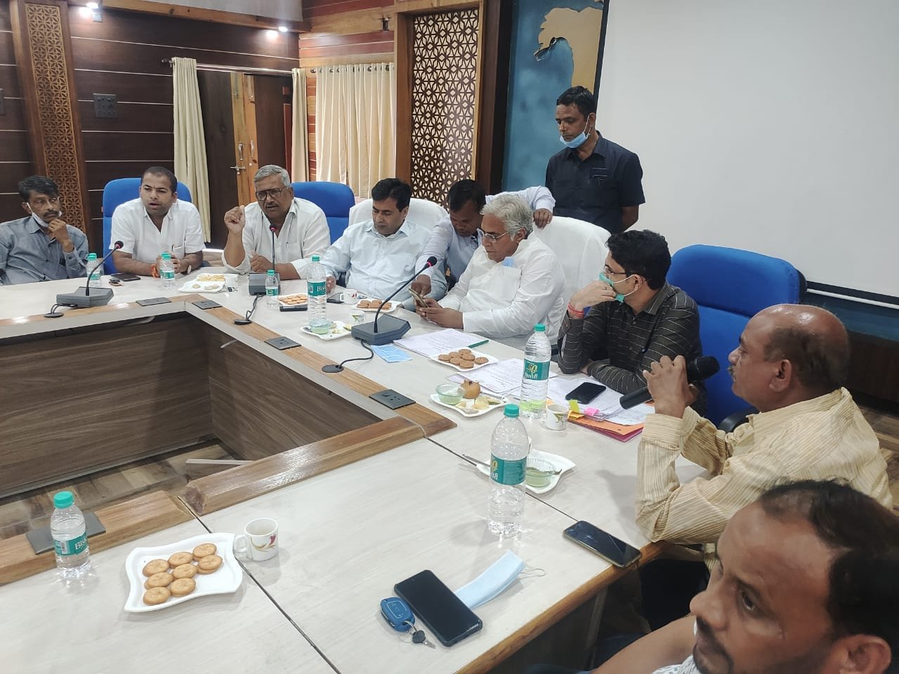 MLA Vora took a review meeting… Instructed officials to work in the field for public problems
