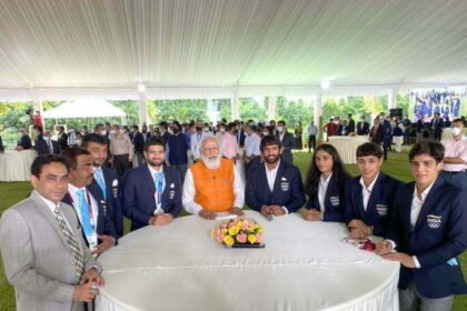 Indian Athletes met PM Modi..PM fed golden boy Neeraj Churma and Sindhu ice cream